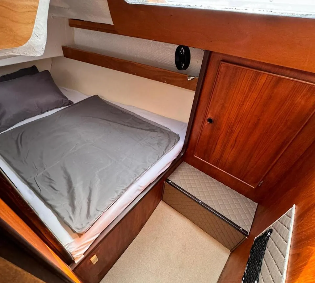 Botel Farfalla Vintage Sailboat